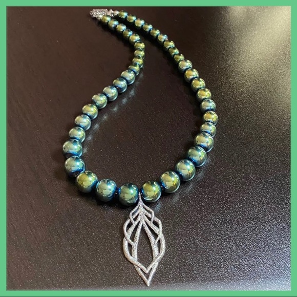 Iridescent Green Glass Graduated Glass Bead Choker - Picture 2 of 5